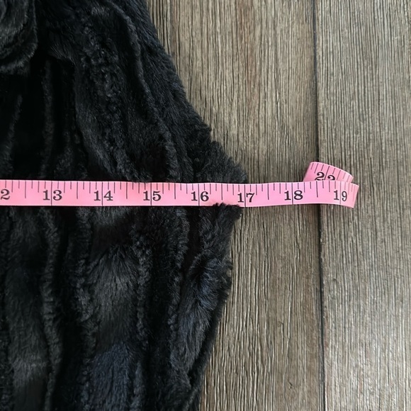 5/48 Faux Fur Vest - Picture 8 of 9